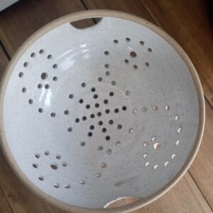 Speckled Ceramic Colander - White with Natural Rim Farm-Rustic-Cottage